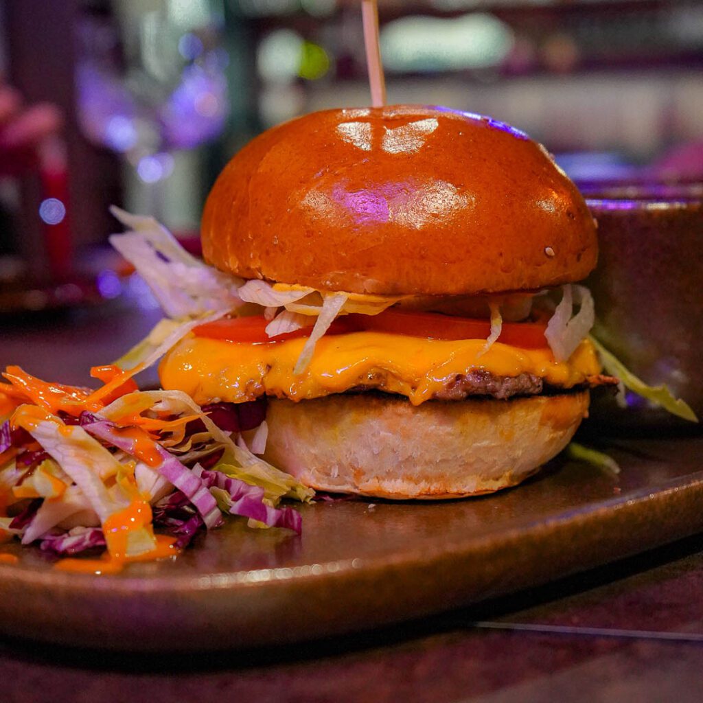 Smash burger sa slaninom i cheddar sirom iz San Antonio 1997